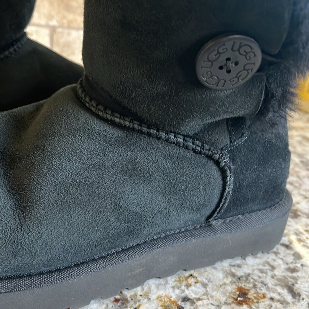 Bailey Button Uggs size 9 black - Picture 3 of 8